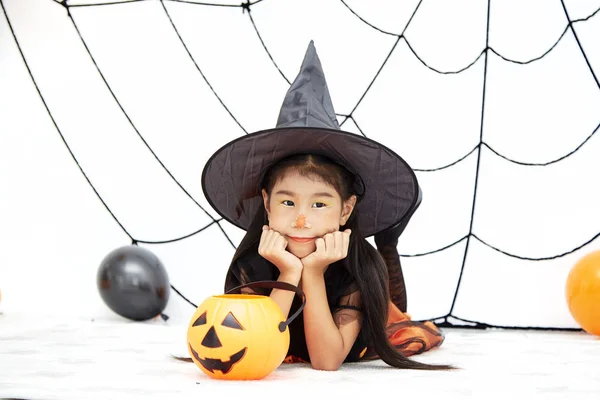 Šťastná Halloween malá čarodějnice s dýní — Stock fotografie