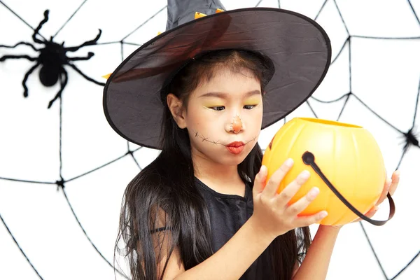 Buon Halloween piccola strega con una zucca — Foto Stock