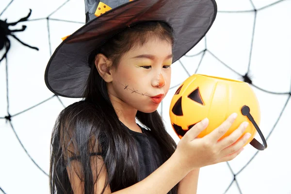 Feliz Halloween pequeña bruja con una calabaza —  Fotos de Stock