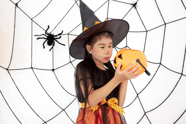 Buon Halloween piccola strega con una zucca — Foto Stock