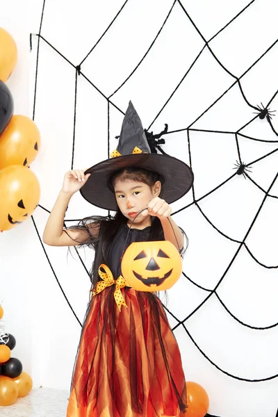 Buon Halloween piccola strega con una zucca — Foto Stock