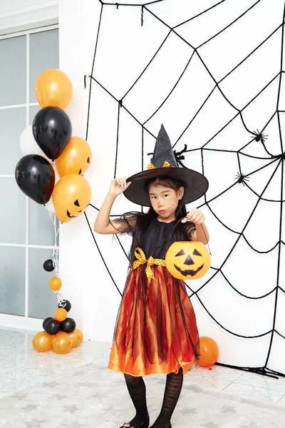Šťastná Halloween malá čarodějnice s dýní — Stock fotografie