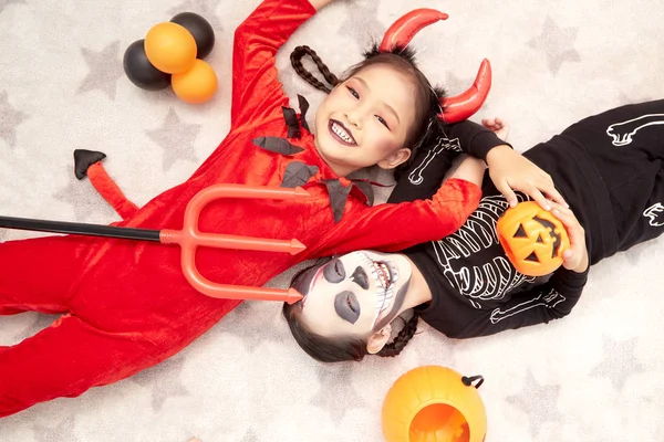 Asiatico bambino ragazze in Halloween costumi — Foto Stock