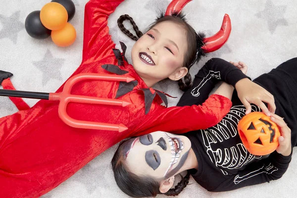 Asiatico bambino ragazze in Halloween costumi — Foto Stock