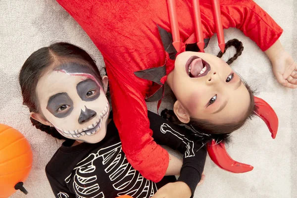 Aziatische kind meisjes in Halloween kostuums — Stockfoto