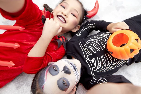 Asiático criança meninas em halloween trajes — Fotografia de Stock