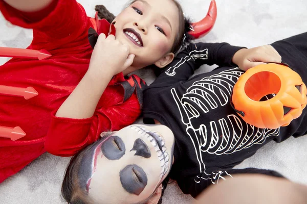 Asian dziecko dziewcząt w halloween kostiumy — Zdjęcie stockowe