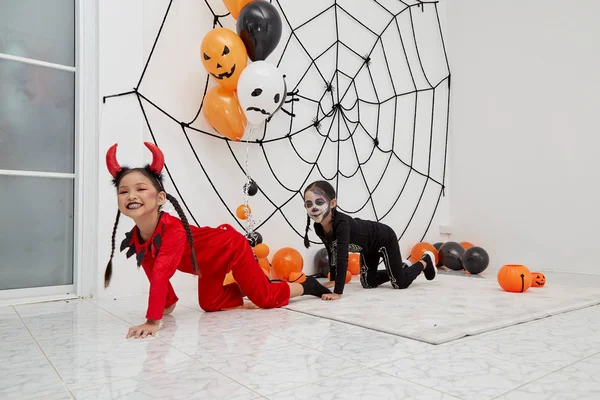 Twee kleine meisjes in kostuums voor Halloween — Stockfoto