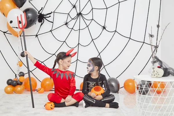 Duas meninas em trajes para o Halloween — Fotografia de Stock