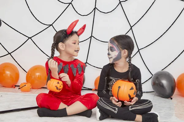 Due bambine in costume per Halloween — Foto Stock