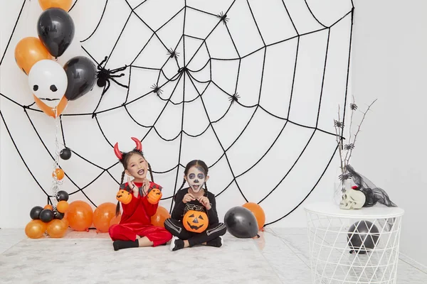 Két kislányok a jelmezek a Halloween — Stock Fotó