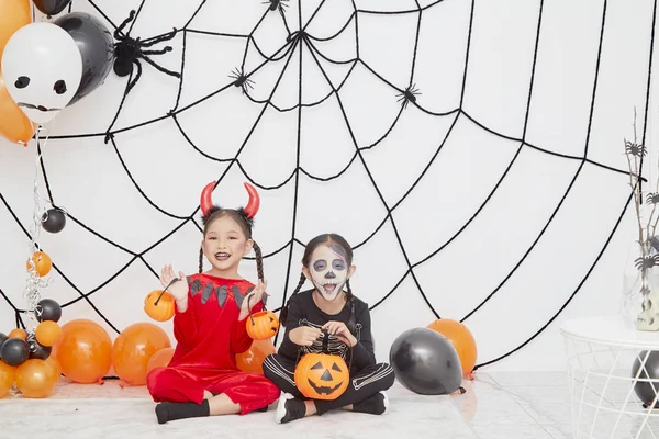 Две маленькие девочки в костюмах на Хэллоуин — стоковое фото