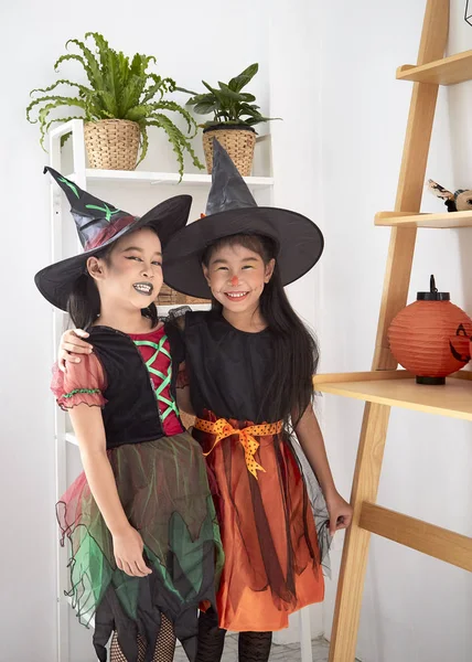 Aziatische meisjes in Halloween kostuum thuis — Stockfoto