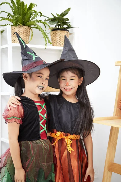 Aziatische meisjes in Halloween kostuum thuis — Stockfoto