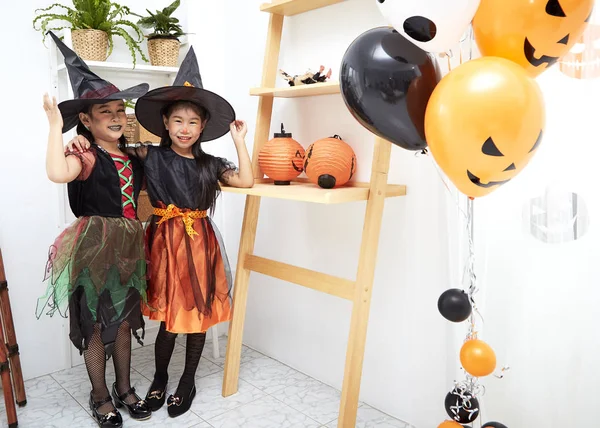 Ázsiai lányok Halloween jelmez otthon — Stock Fotó