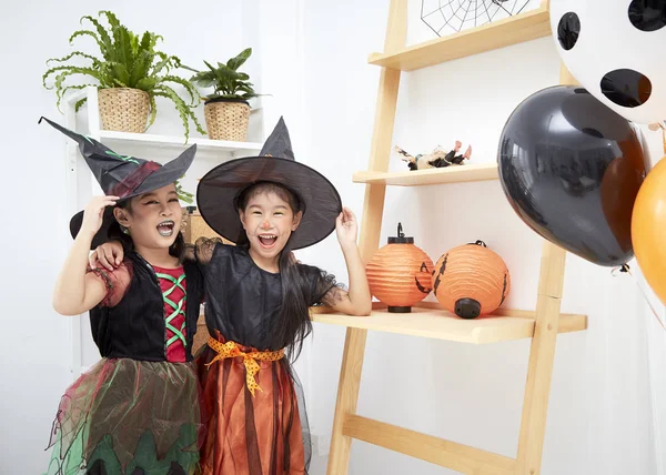 Ragazze asiatiche in costume di Halloween a casa — Foto Stock