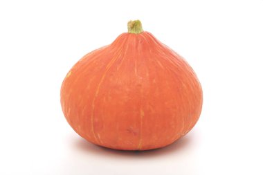 beyaz arkaplanda turuncu balkabağı