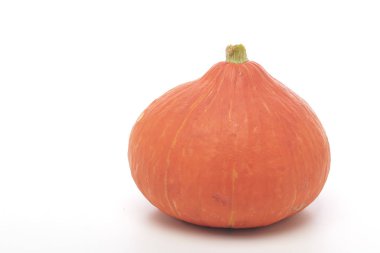 beyaz arkaplanda turuncu balkabağı