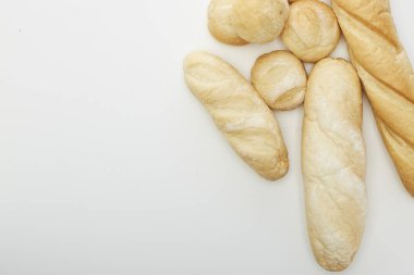 Beyaz arkaplanda ekmek