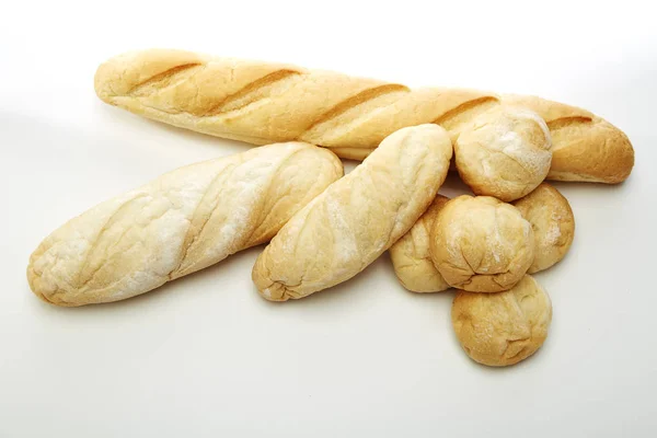 Brot auf weißem Hintergrund — Stockfoto