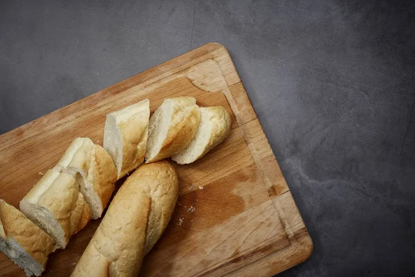 Ahşap doğrama tahtası üzerinde Frensh ekmek