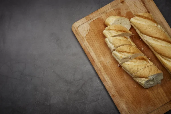 Свежий хлеб на деревянной доске — стоковое фото