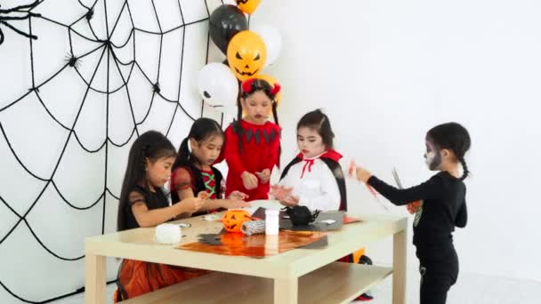 Gruppo Piccola Ragazza Asiatica Costume Halloween Celebrare Insieme Vacanza Sulla — Video Stock