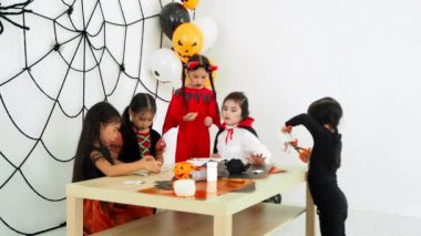Cadılar Bayramı kostümü Grup küçük asya kız birlikte odada Cadılar Bayramı partisinde tatil kutlamak