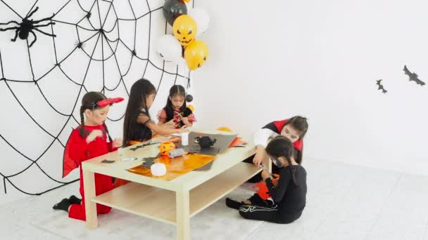 Grupp Liten Asiatisk Tjej Halloween Kostym Fira Tillsammans Semester Halloween — Stockvideo