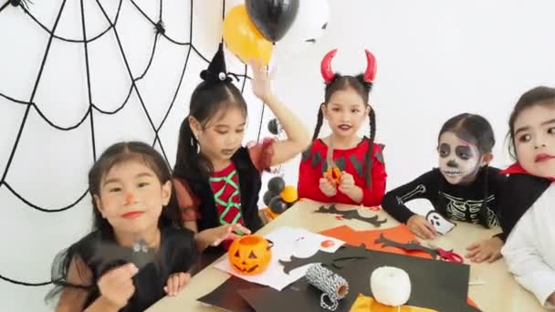 组小亚洲女孩在万圣节服装一起庆祝在万圣节派对在房间的节日 — 图库视频影像