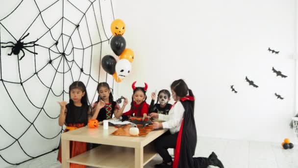 Grupo Pouco Asiático Menina Halloween Traje Celebrar Juntos Feriado Halloween — Vídeo de Stock