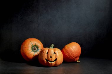 Siyah arka planda üç Kabak