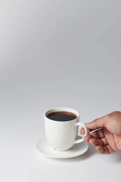 Hand houden van een witte kopje koffie — Stockfoto