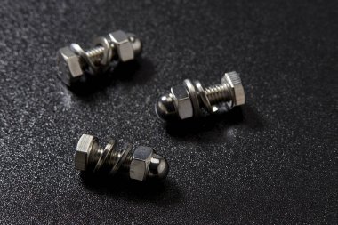 Siyah arka plan üzerinde cıvata ve somun