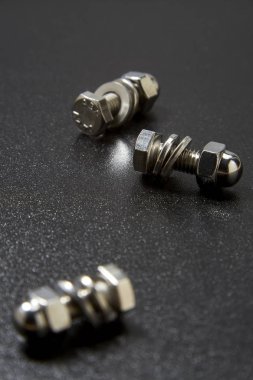 Siyah arka plan üzerinde cıvata ve somun