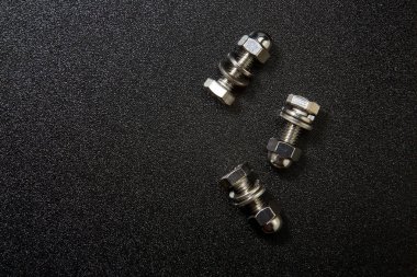 Siyah arka plan üzerinde cıvata ve somun