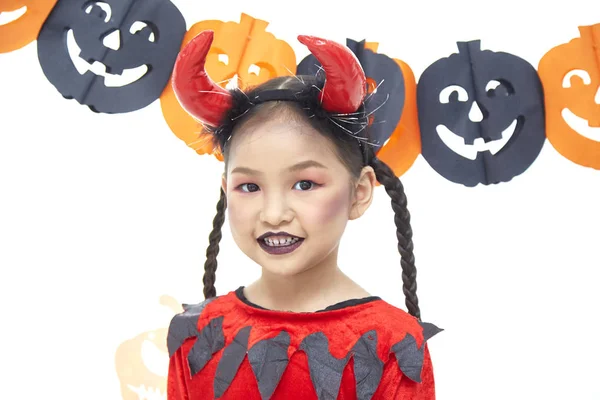 Asiática niña está usando rojo diablo traje —  Fotos de Stock