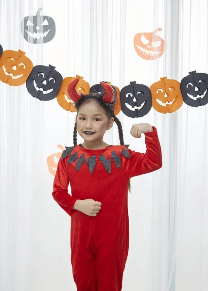 Asiatisk liten flicka bär Red Devil kostym — Stockfoto