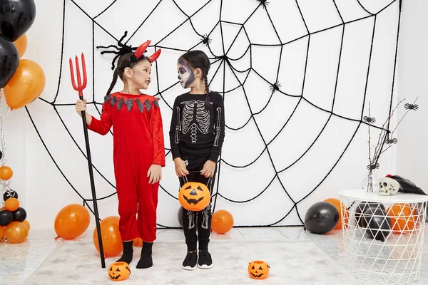 Aziatische kind meisjes in Halloween kostuums — Stockfoto