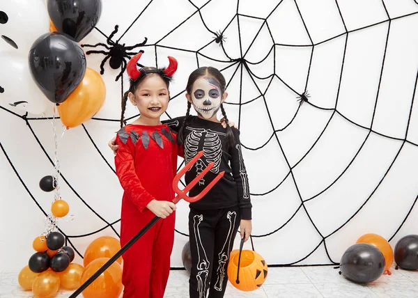 Asiático criança meninas em halloween trajes — Fotografia de Stock
