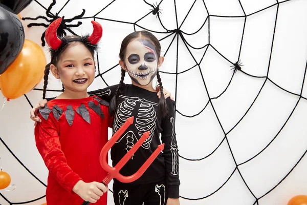 Cadılar Bayramı kostümleri Asyalı çocuk kızlar — Stok fotoğraf