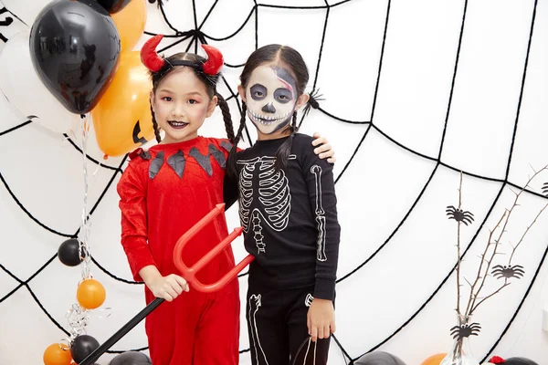 Asiatico bambino ragazze in Halloween costumi — Foto Stock