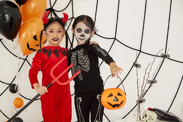 Asiatico bambino ragazze in Halloween costumi — Foto Stock