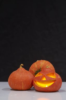 Siyah arka planda Halloween kabak jack