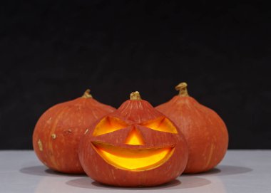 Siyah arka planda Halloween kabak jack
