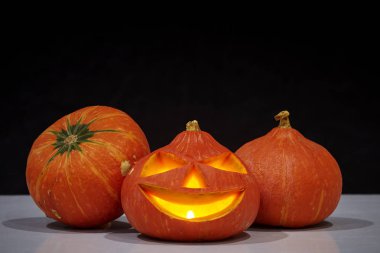 Siyah arka planda Halloween kabak jack