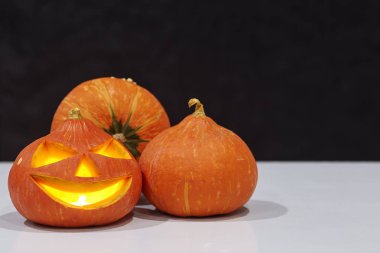 Siyah arka planda Halloween kabak jack