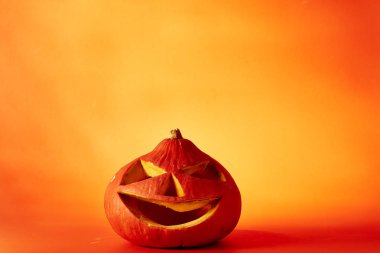 Gece korkutucu ile Halloween kabak