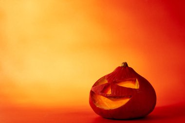 Gece korkutucu ile Halloween kabak