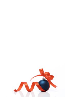Beyaz kırmızı kurdele ile Mavi noel topu